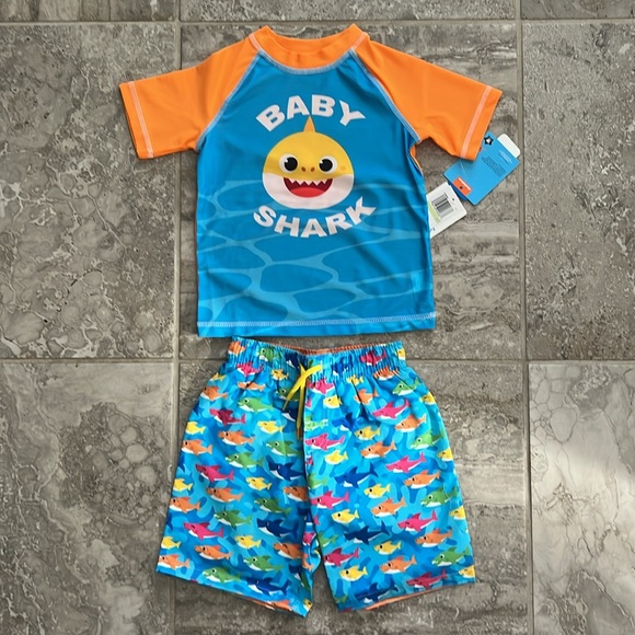 NWT PinkFong 2-Piece Baby Shark Swim Trunks Rash Guard Shirt Shorts Set Size 4T - Picture 2 of 4